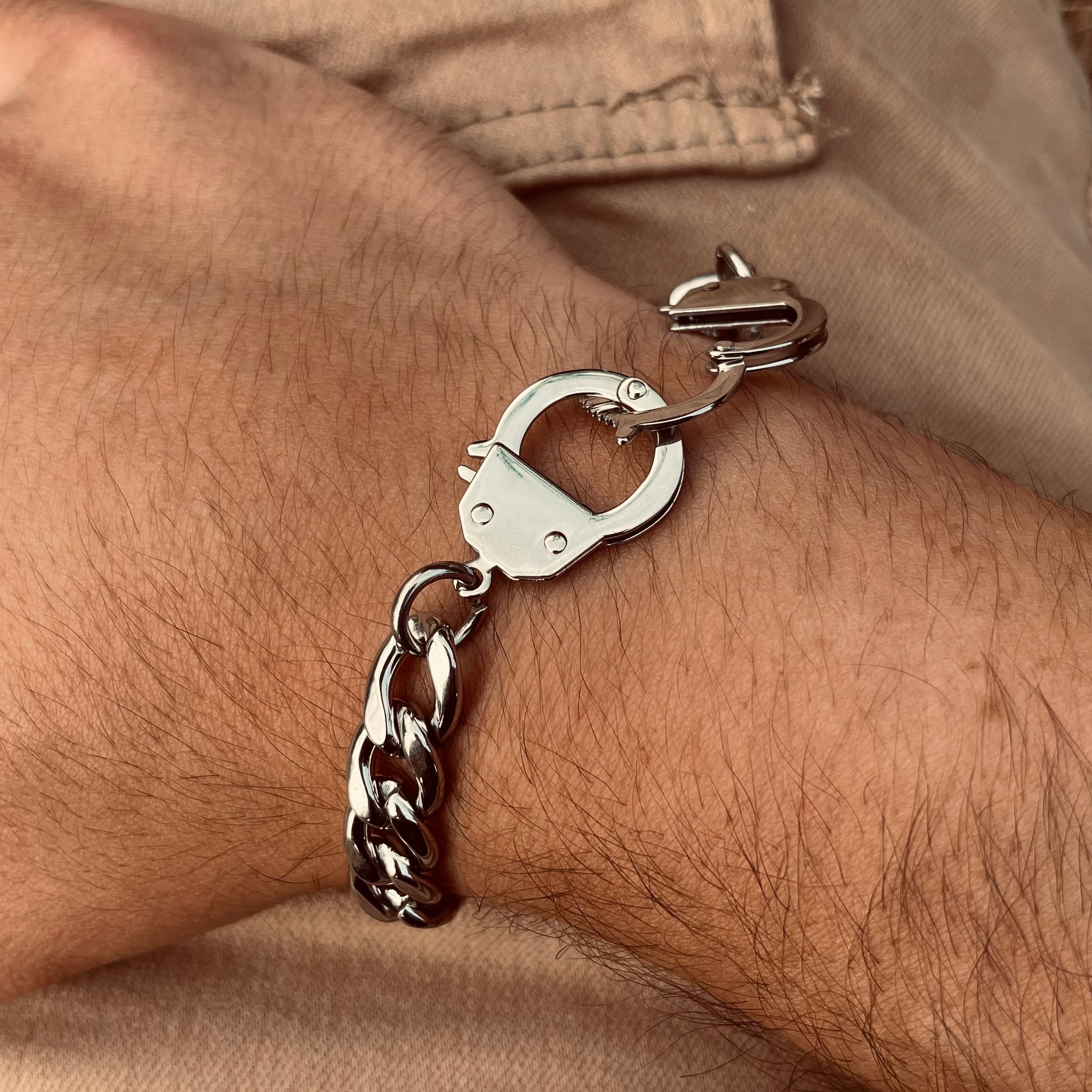 Alexander Silver Handcuff - LeoNegro
